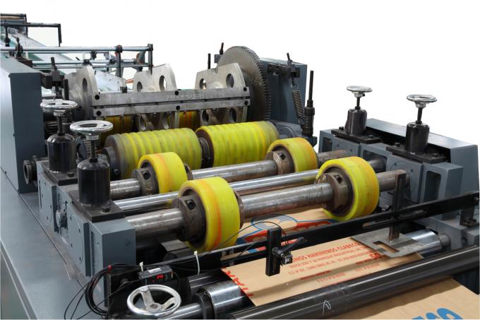 機械ずき紙袋の生産ラインを形作る PE のフィルムによって薄板にされる紙袋